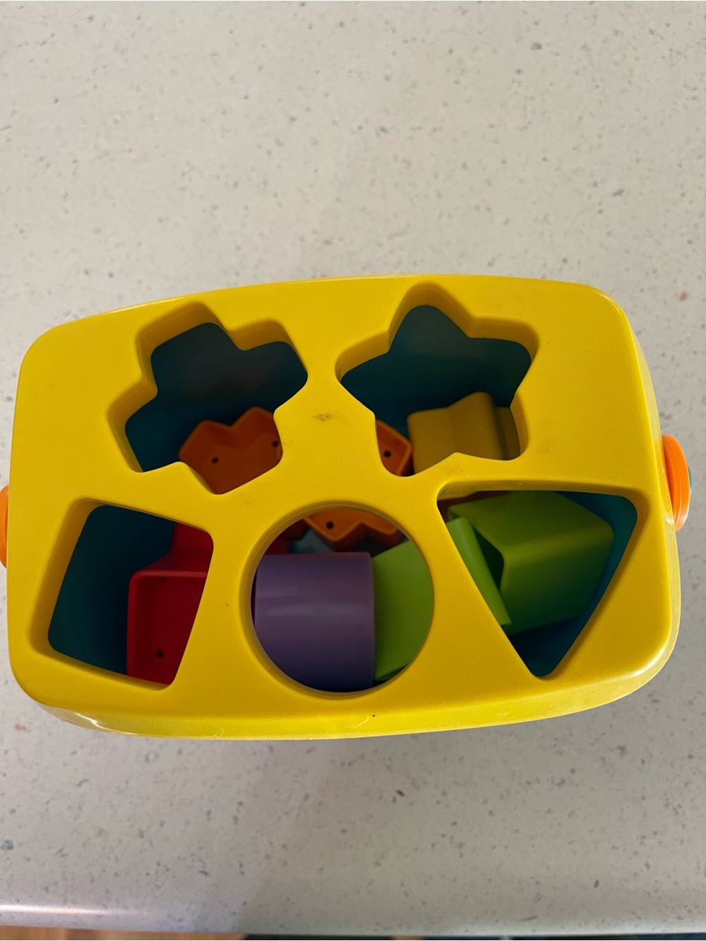 Fisher-Price Colorful Shape Sorting Bucket with handle and 10 different shapes! - Picture 4 of 5